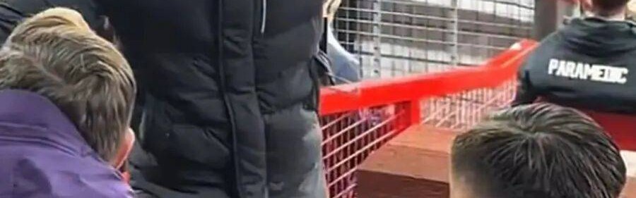 曼联又抓内鬼？阿莫林怒骂约罗防守差，卡塞米罗被换下气得倒穿外套