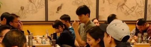 打湖人1分1板 杨瀚森赛后携女友在洛杉矶吃韩料