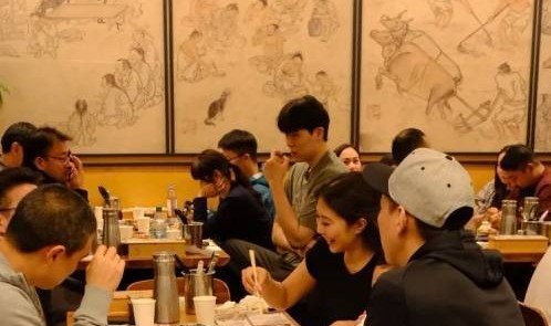 打湖人1分1板 杨瀚森赛后携女友在洛杉矶吃韩料