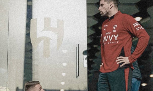 拉爵缺钱放弃1500万签内维斯！曼联杯赛全灭亏半亿，冬窗恐无买卖