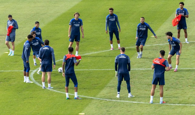 （外代二线）足球——法甲联赛：巴黎圣日尔曼赛前备战