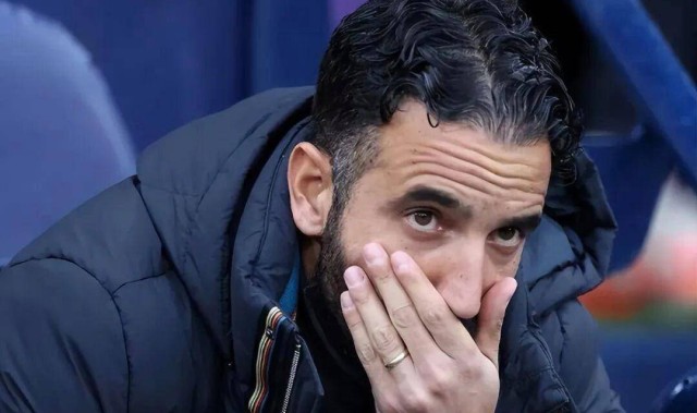 30万周薪突生变数！曼联“砍薪留人”暗藏玄机，32岁面临残酷抉择